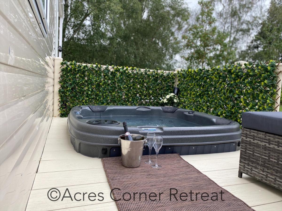 Acres Corner Retreat Inc Hot Tub At Tattershall Lakes Country Park Villa Exterior photo