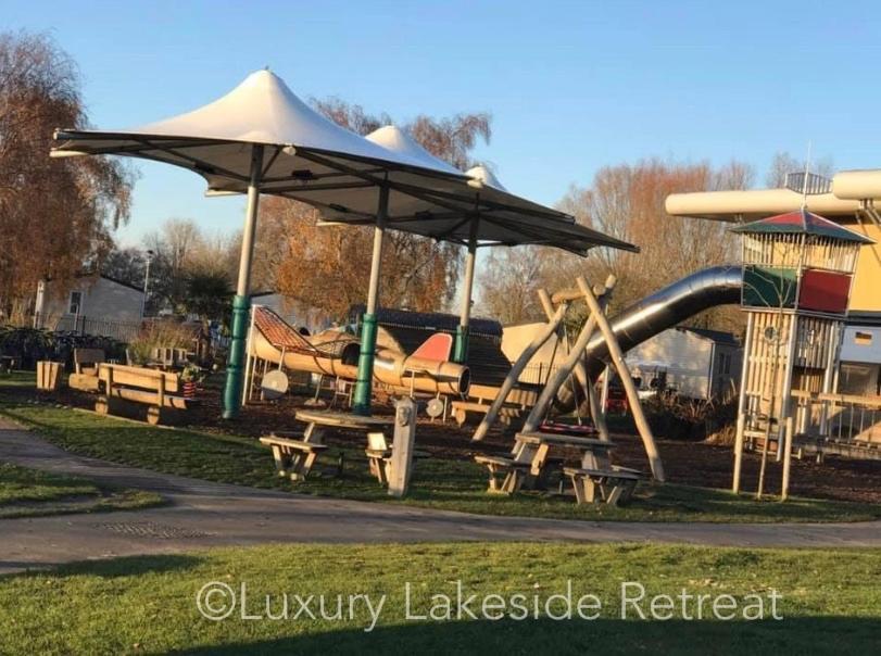 Acres Corner Retreat Inc Hot Tub At Tattershall Lakes Country Park Villa Exterior photo